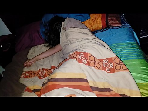 ❤️ Stiefson beréiert seng jonk Stéifmamm wärend hatt schléift. ️ Sexvideo op lb.sexeey.ru ☑